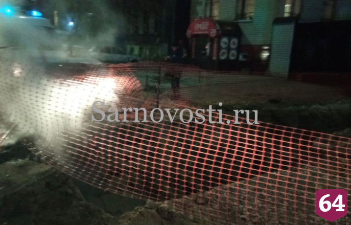 В центре Саратова пенсионерка упала в коммунальный котлован