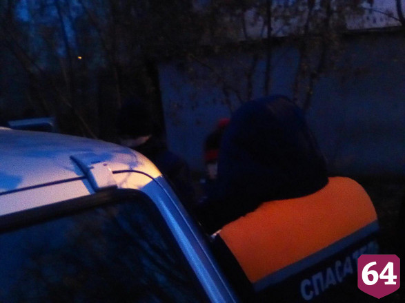 Спасатели сняли с тонкого льда канала двоих детей