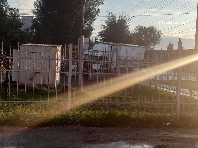Грузовик снес забор больницы под Саратовом