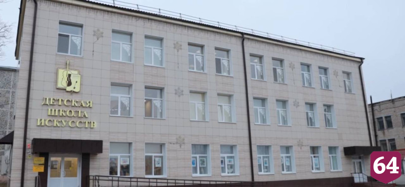 В поселке под Саратовом открыли новую ледовую арену