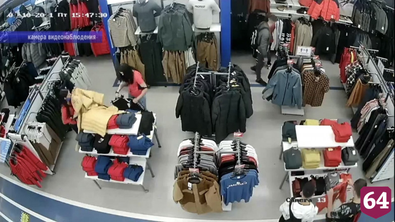 В Саратове молодые люди обворовали магазин «Спортмастер»