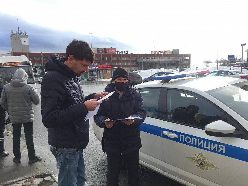 Саратовского таксиста наказали за пассажира без маски 