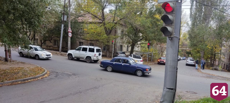 В Саратове автомобили участников ДТП вынесло к жилому дому