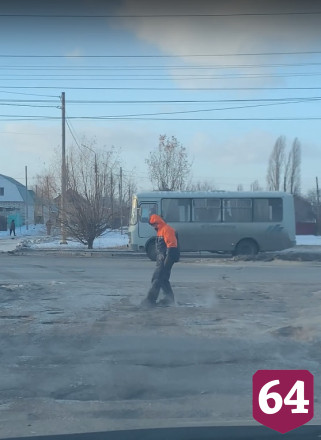 Под Саратовом укладывают асфальт методом втаптывания