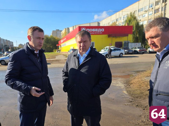 В Энгельсе устраняют крупную аварию на водопроводе