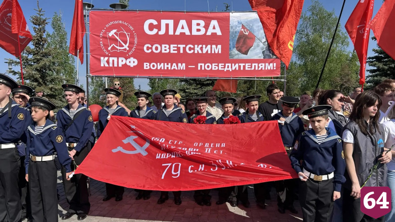 Тысячи саратовцев пришли в День Победы к мемориалу «Журавли» 