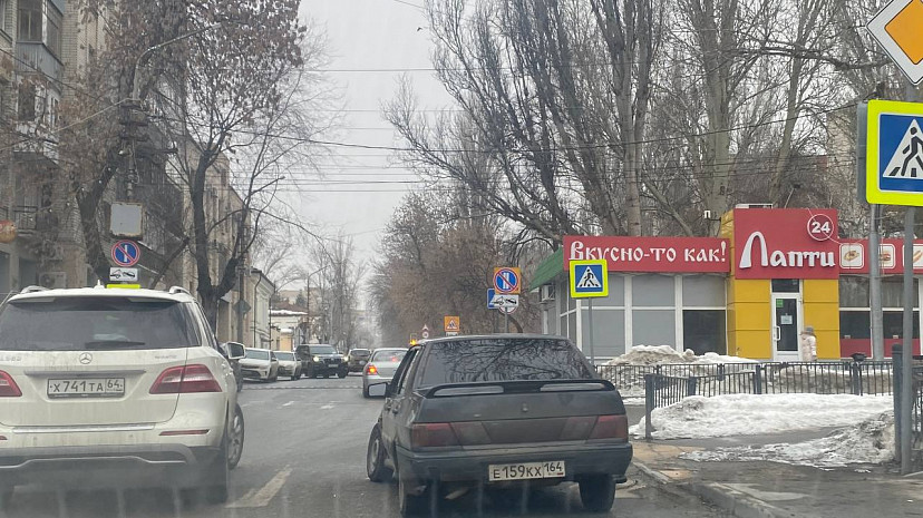 «Лада» угодила в яму и заблокировала движение в Саратове