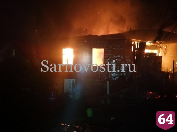 Пожарные потушили полыхающий дом в Саратове