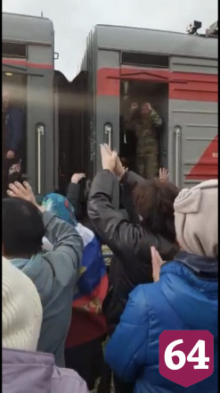 Мобилизованные спели с поезда «Катюшу» с жителями Саратовской области