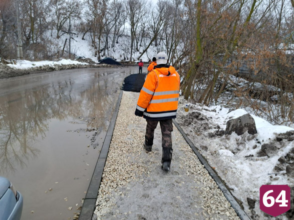 Прокуратуру просят проверить укладку асфальта на тротуарах в снег