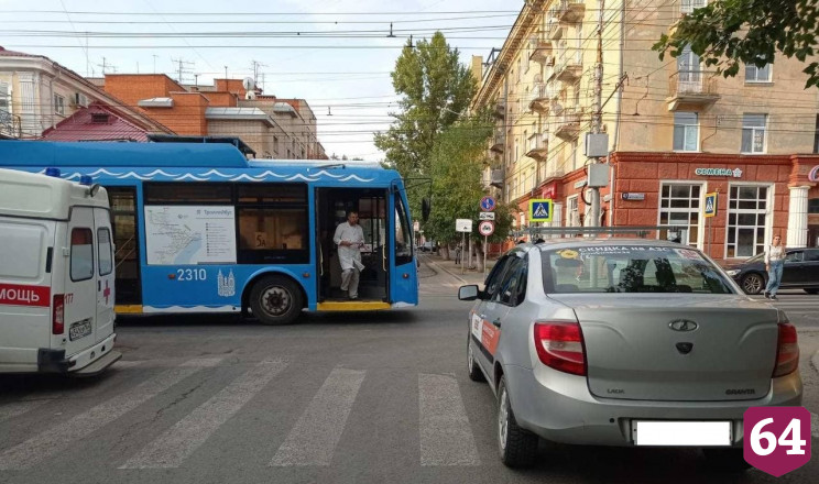 В троллейбусе из-за лихача на «Гранте» покалечилась женщина 