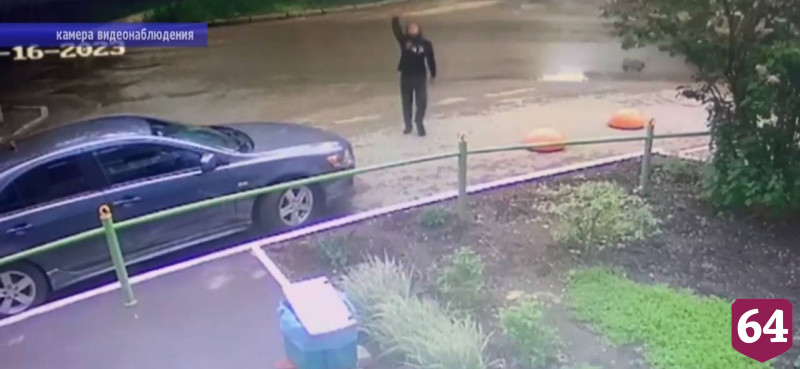 В Саратове пенсионерка сбросила курьеру мошенников деньги из окна