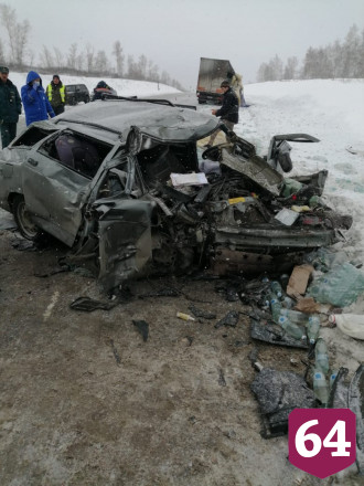 Под Саратовом разбились 2 человека в аварии с грузовиком с минералкой