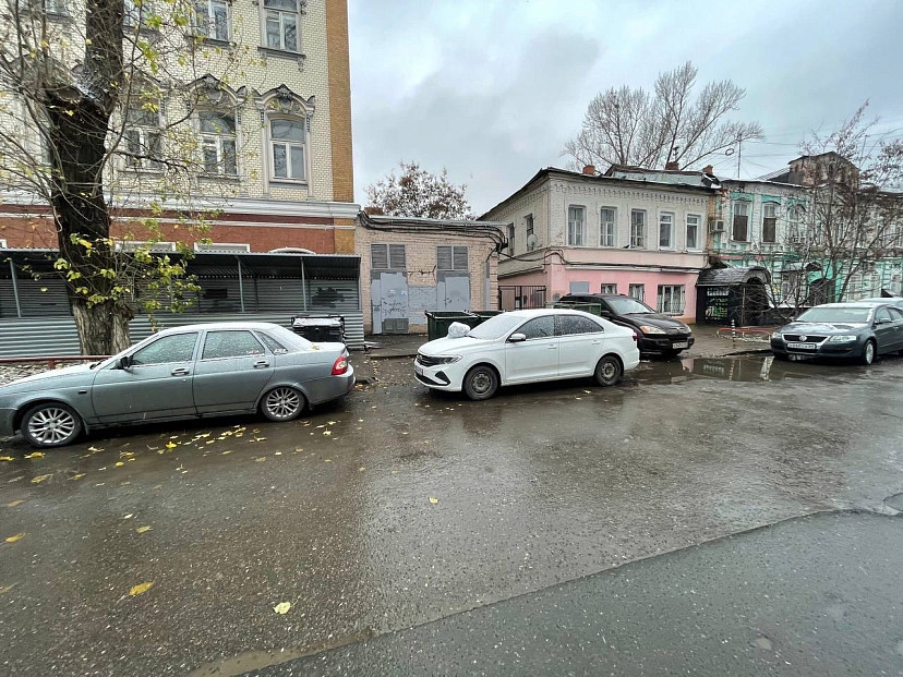 В Саратове водителя «вежливо предупредили» мусором на капоте