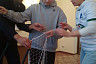 Под Саратовом плетут маскировочные сети для мобилизованных