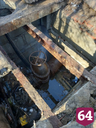 В Саратове устраняют оставивший 40 тысяч жителей без воды порыв