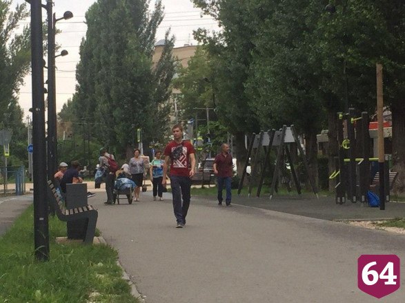 Саратовцы гуляют в сквере на Рахова без масок