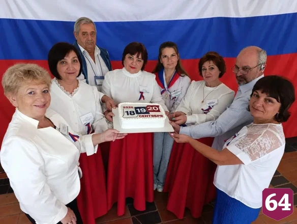 Саратовских избирателей угощали тортом с датами выборов
