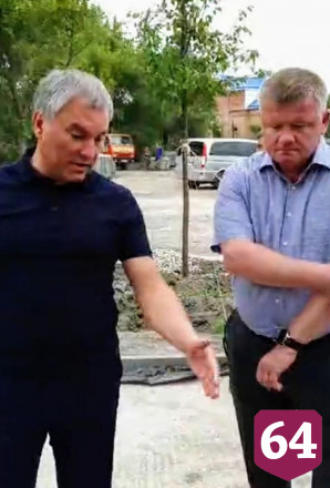 Главе Саратова указали на лавочки с сучками в парке