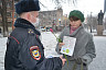 Полицейские на улицах Саратова дарили женщинам цветы