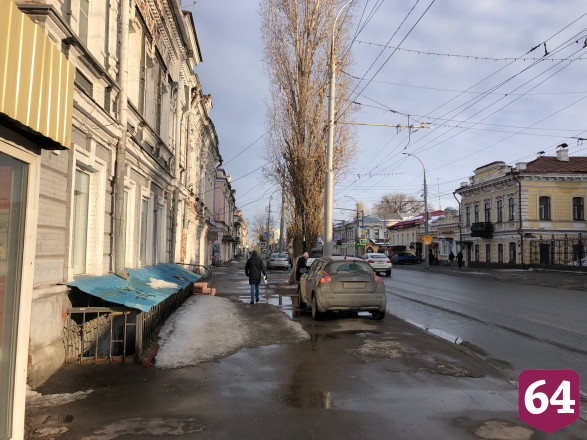 В центре Саратова автохамы массово паркуются на тротуаре