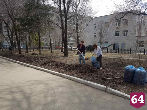 Саратовцы убирали город в «чистый» четверг