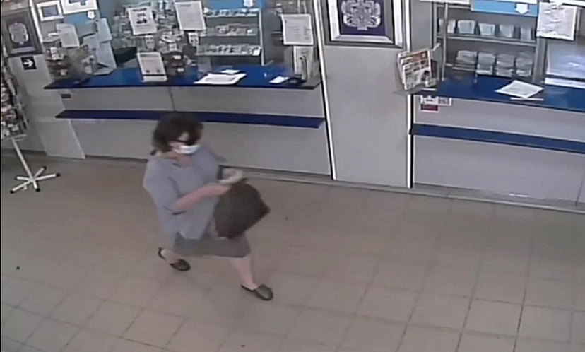 Женщина украла на почте документы и попала на камеры