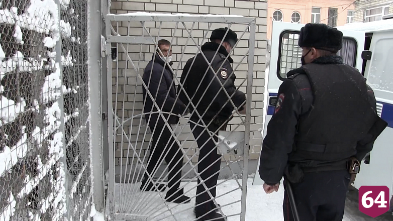 Под Саратовом мужчина взял в заложники сына и пытался убить участкового