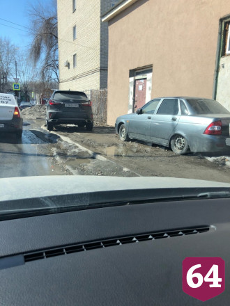 В Саратове автохамы перекрыли тротуар у СТО
