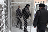 Под Саратовом мужчина взял в заложники сына и пытался убить участкового