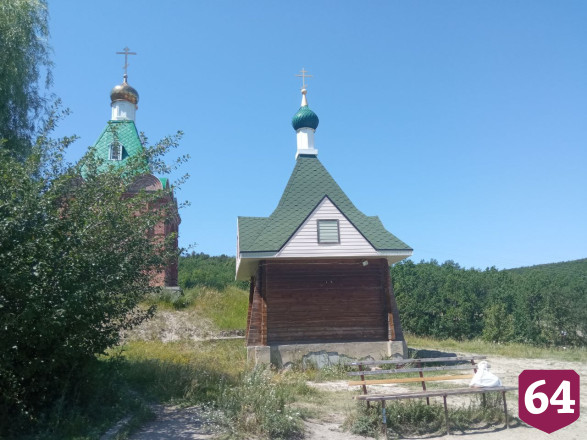 В Саратове рабочие вручную восстановили родник у монастыря 