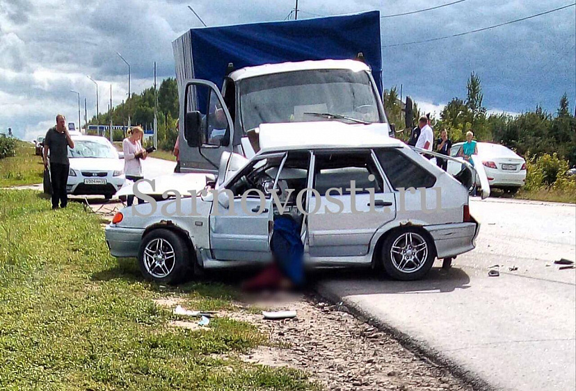 Водитель и пассажир легковушки погибли в аварии под Саратовом