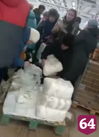 В Саратове за 3 минуты разобрали весь привезенный в магазин сахар