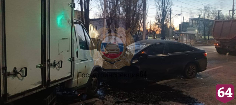 Три человека травмировались в аварии с «Газелью» в Саратове