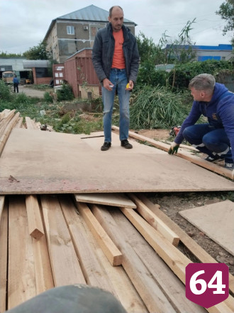 Саратовцы в свободное время строят будки спасенным с улицы собакам