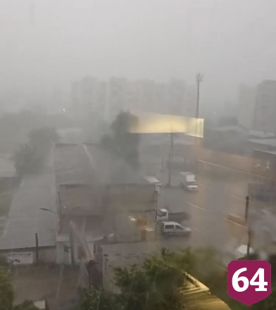 Сильный ливень затопил улицы Саратова