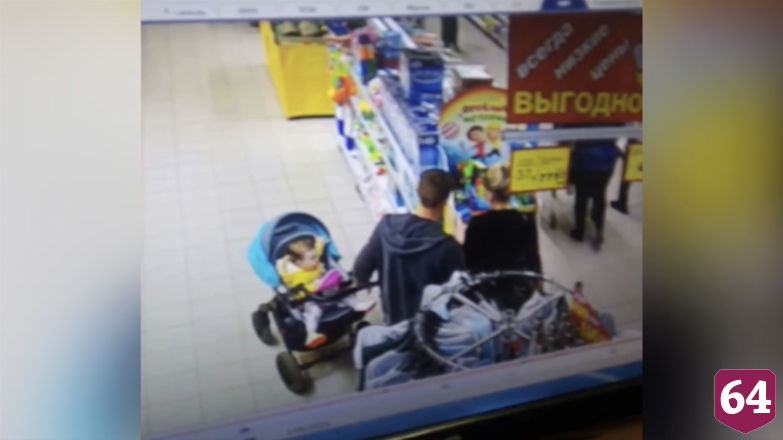 Кража телефона со стеллажа в детском отделе попала на камеры