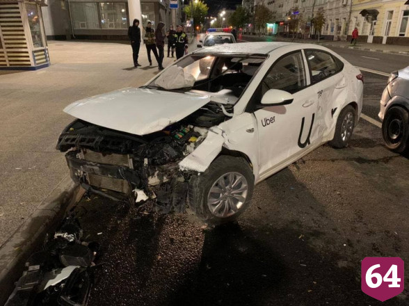 В аварии у саратовского цирка пострадал пассажир такси