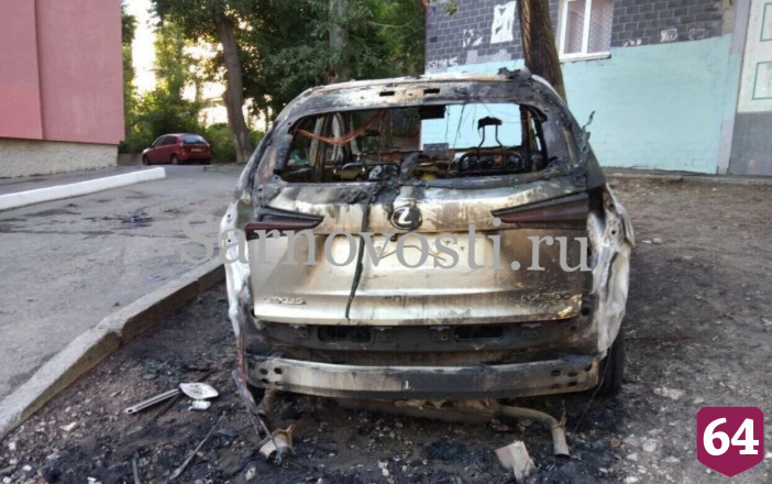 В Саратове ночью полыхала дорогая иномарка
