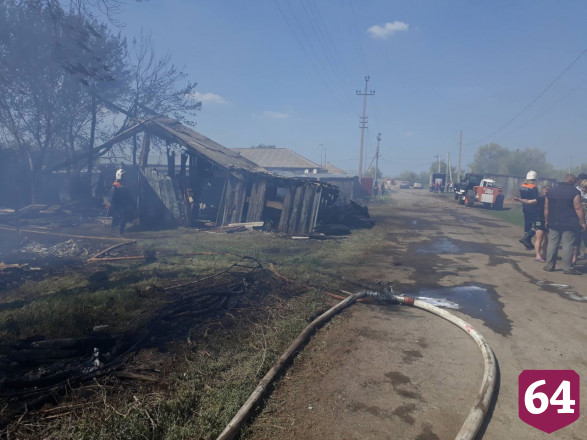 Спасатели отбивали от огня надворные постройки под Саратовом