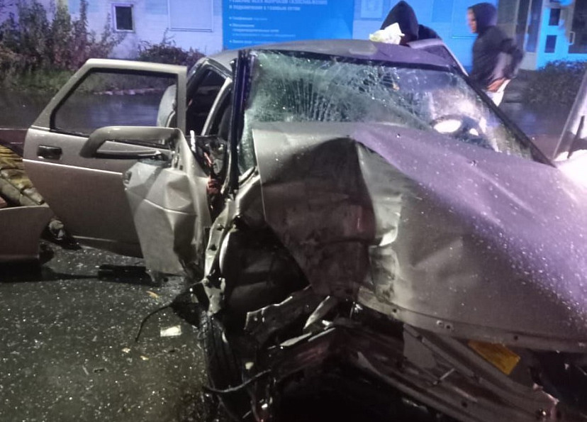 Под Саратовом автомобиль протаранил опору ЛЭП
