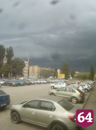 Жители в грозу сняли водопад на набережной Саратова