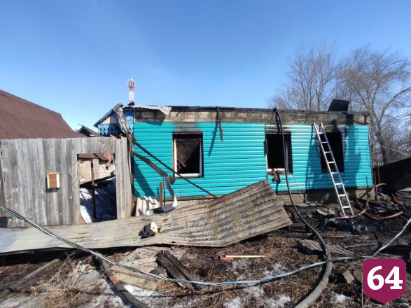 Под Саратовом прохожий спас женщину из горящего дома 