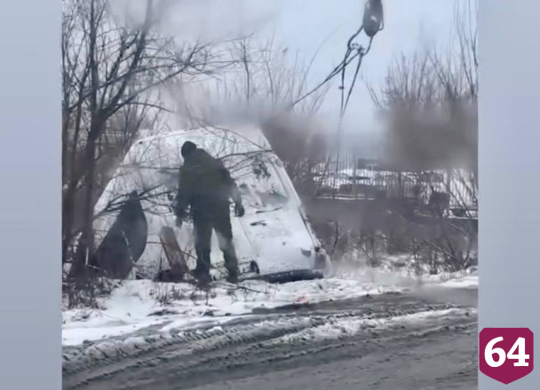 В Саратове микроавтобус улетел в овраг на опасном повороте