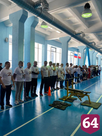 В Саратове силач провел акцию в поддержку президента и Крыма