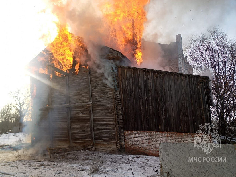 Пожарные тушили строение рядом со старинной мельницей