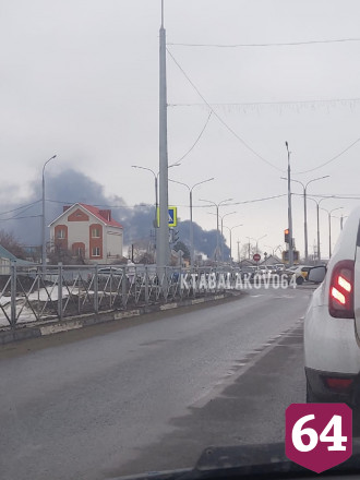 На судостроительном заводе под Саратовом горит баржа