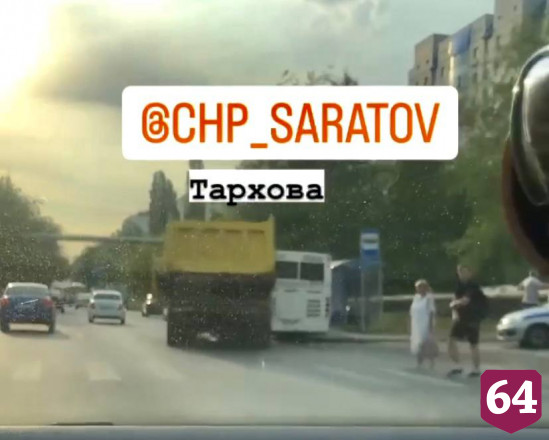 В Саратове грузовик протаранил пассажирский автобус