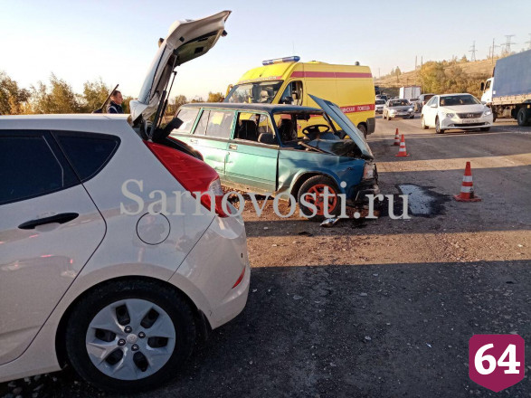 В аварии под Саратовом разбились двое водителей и девушка