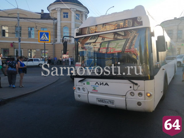 В Саратове водитель автобуса отвлекся на телефон и задавил пенсионерку